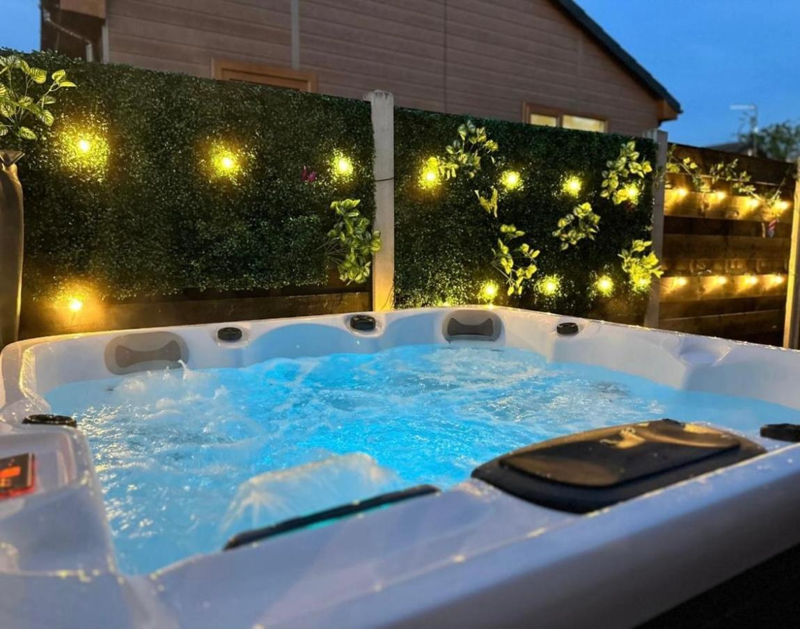 Cherry Cabin With Hot Tub York Buitenkant foto